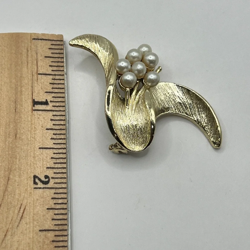 Vintage‎ Flower Brooch Faux Pearl and Brushed Gold Tone Pin